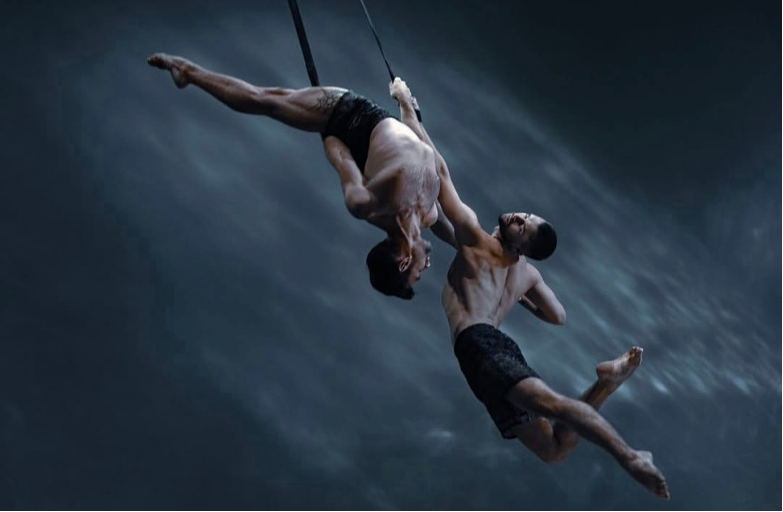 Arthur Morel Van Hyfte et Guillaume Paquin réalisant une performance aérienne