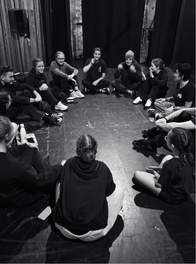 Les artistes de la Compagnie HAP! réunis en cercle pendant une répétition