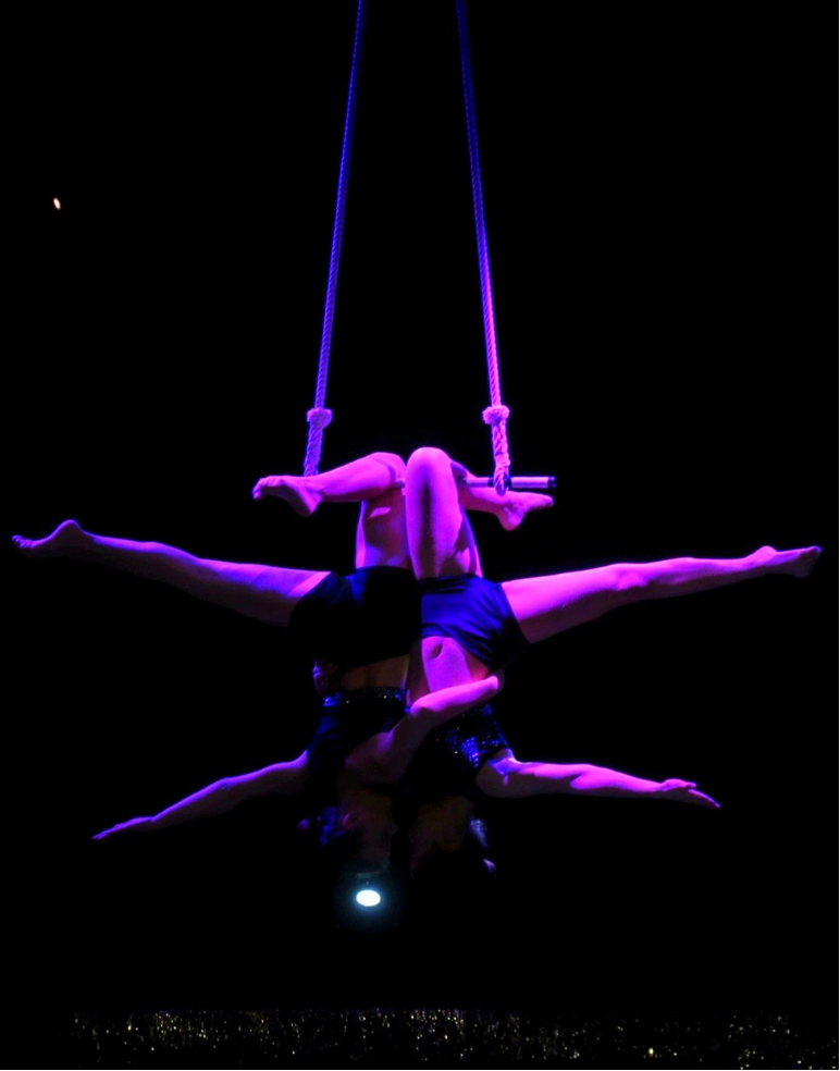 Duo aérien de la Compagnie HAP! sous les lumières violettes