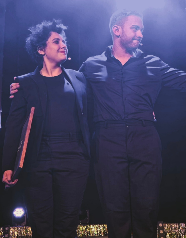 Deux artistes saluant le public sur scène